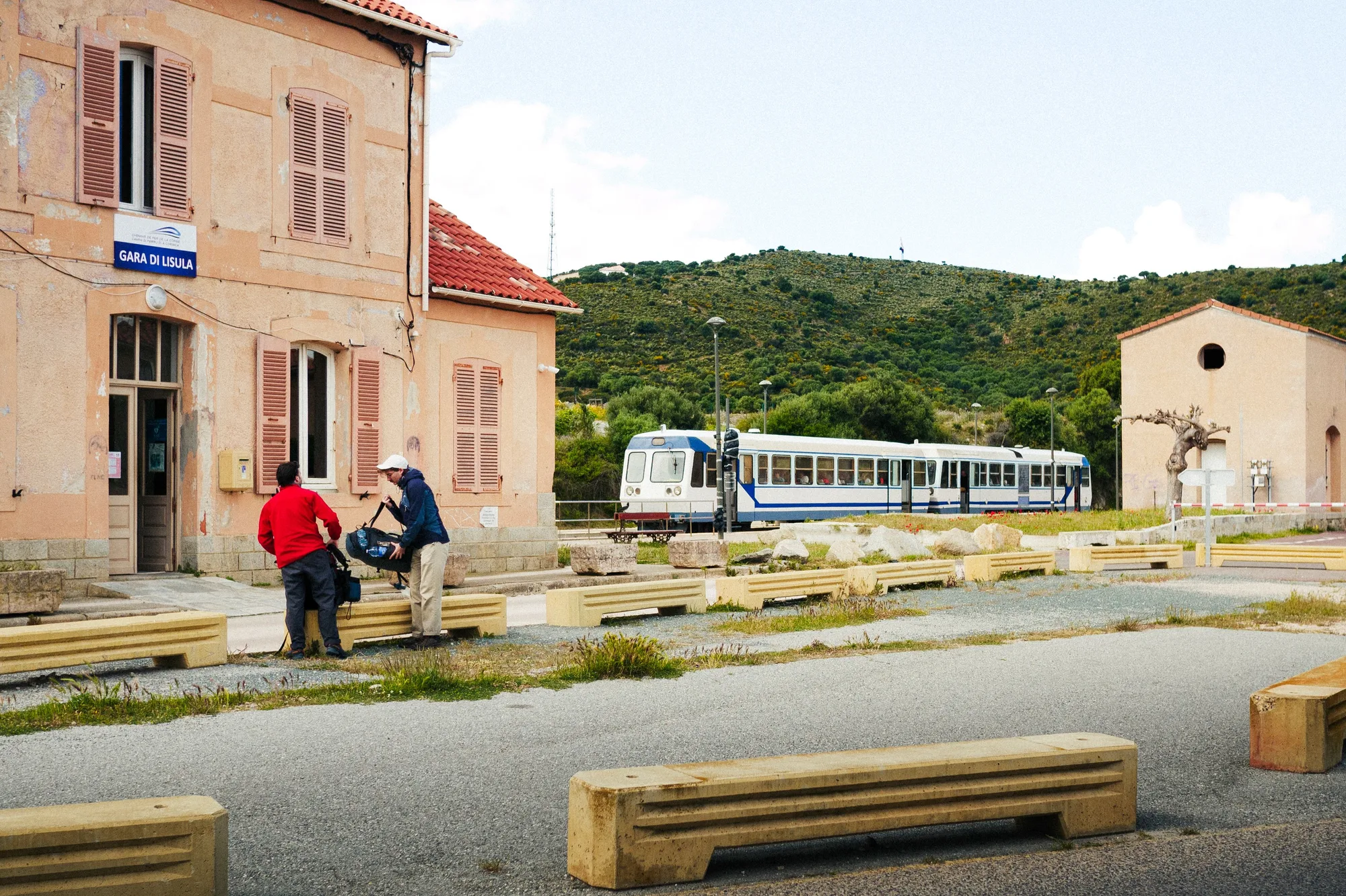 Une gare de Corse, le train à quai