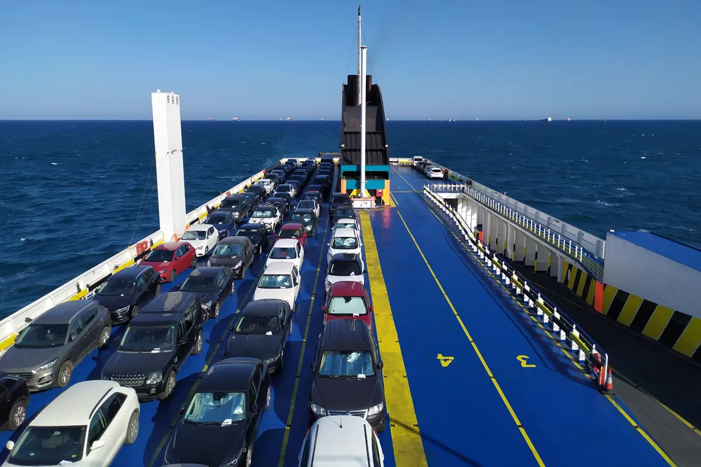 La cubierta garaje de un ferry cargada de coches, en alta mar