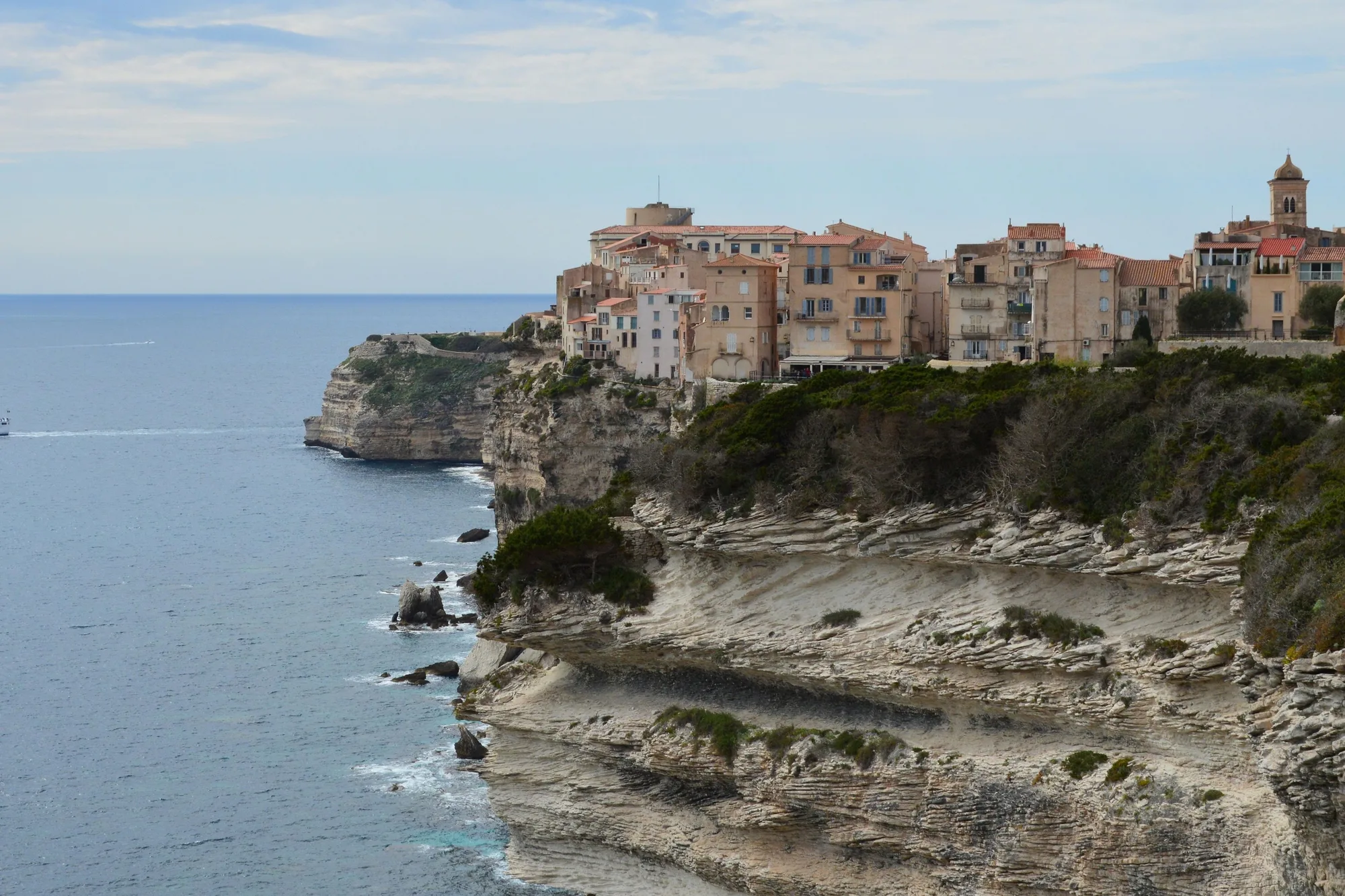 Un ferry au large des falaises et de la haute ville de Bonifacio