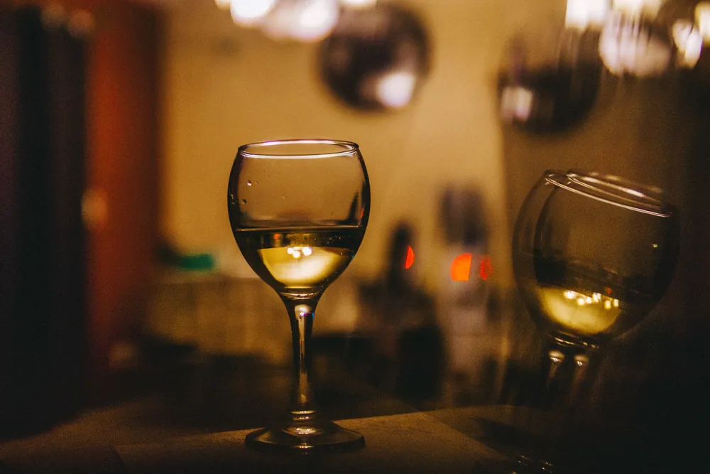 Una copa de vino blanco