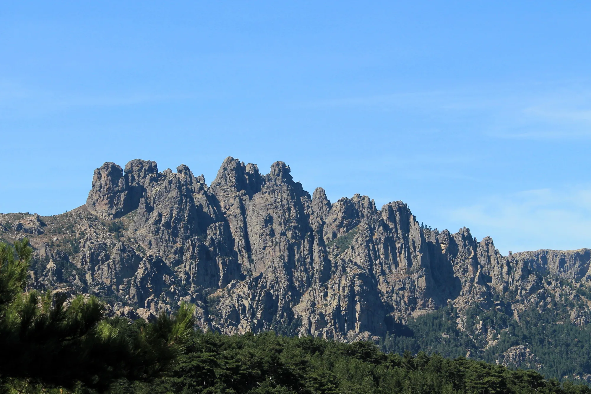 Les aiguilles de granit de Bavella au-dessus de la forêt