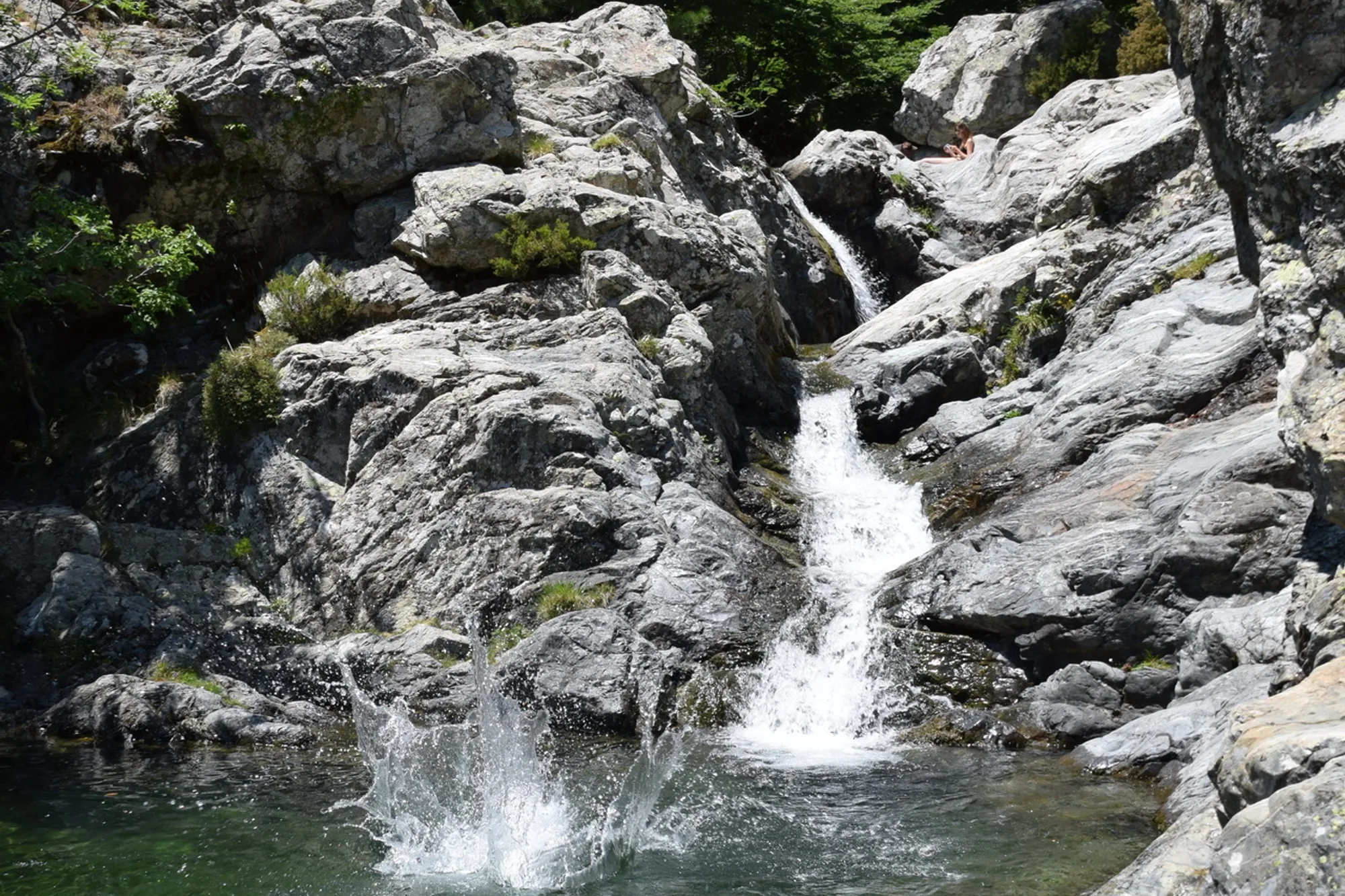 Une cascade et sa vasque verte sur l’Agnone, à la cascade des Anglais