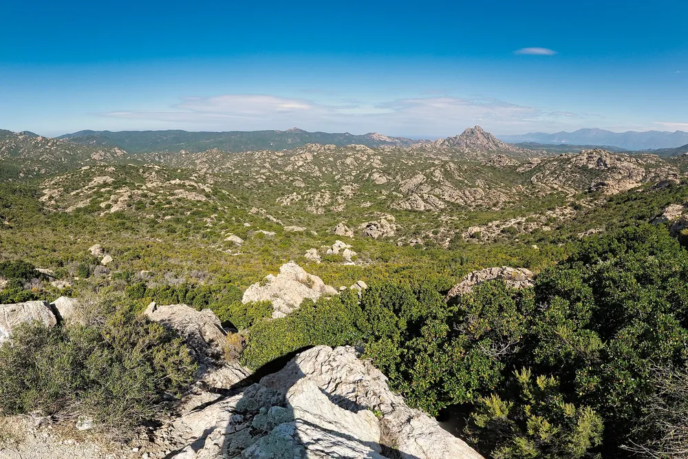 Las colinas de maquis del desierto de los Agriates hasta el mar