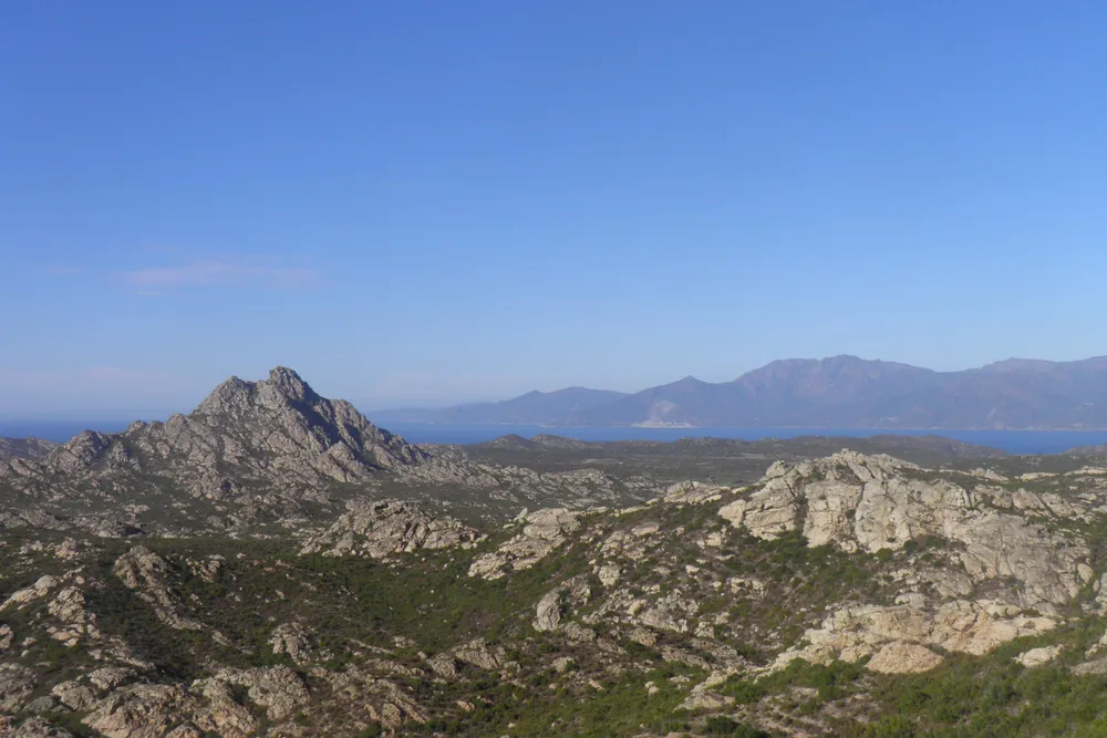 El relieve rocoso y el maquis del desierto de los Agriates