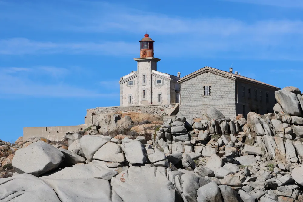 El faro de las Lavezzi, de granito, entre las rocas de la isla Lavezzu