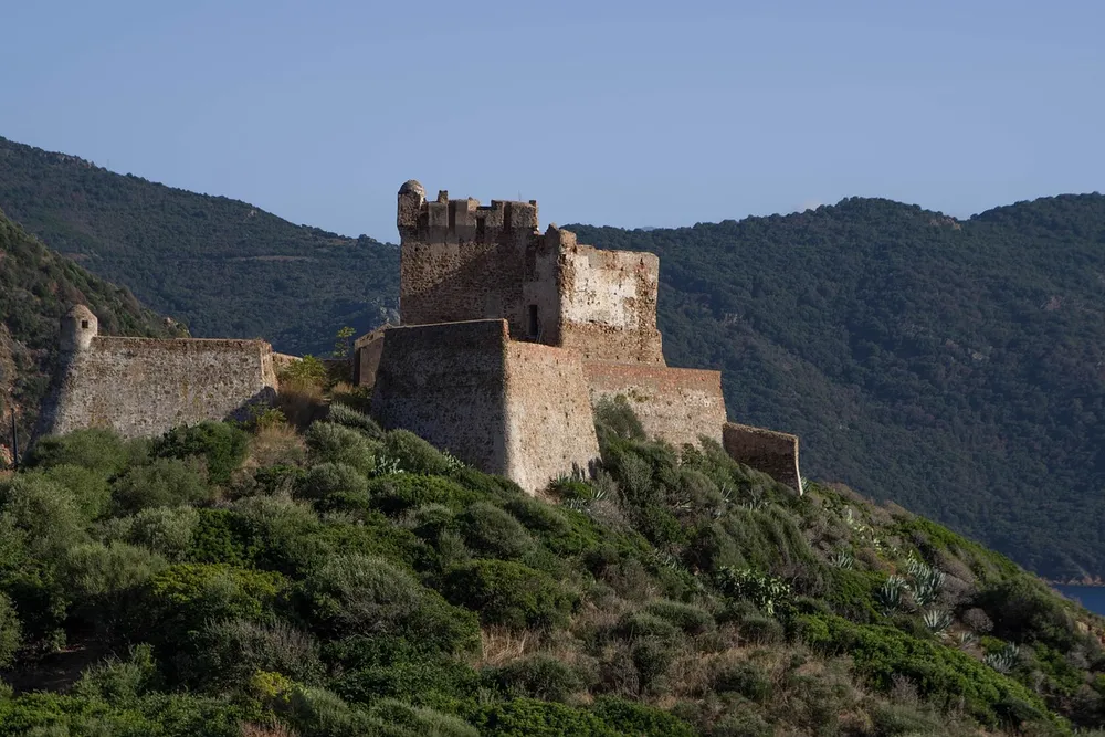 El fortín genovés de Girolata sobre su promontorio