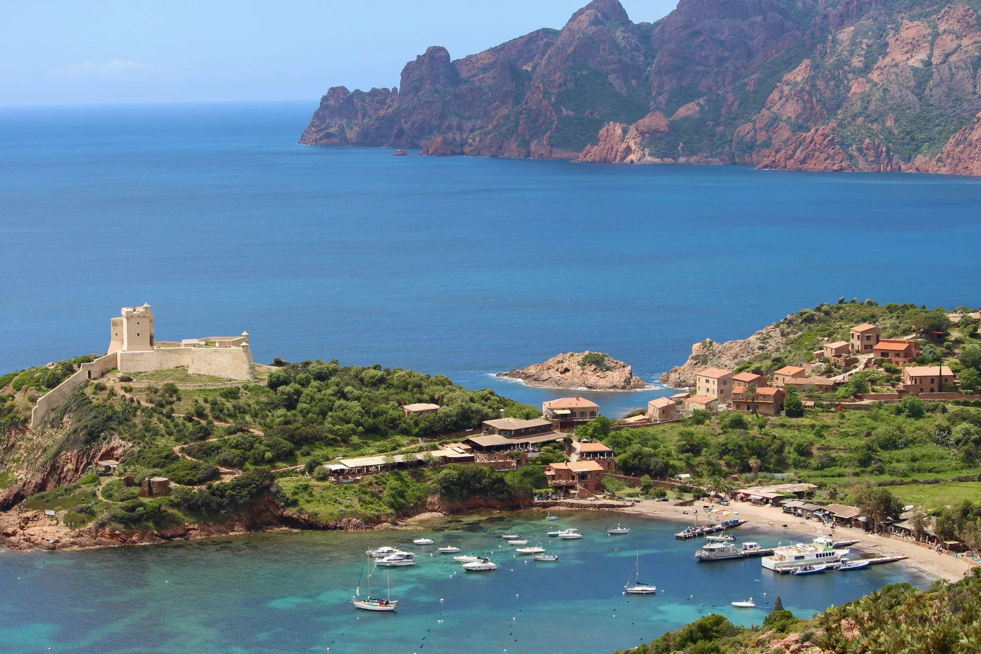 Le village de Girolata, son fortin génois et sa baie, au pied des falaises rouges