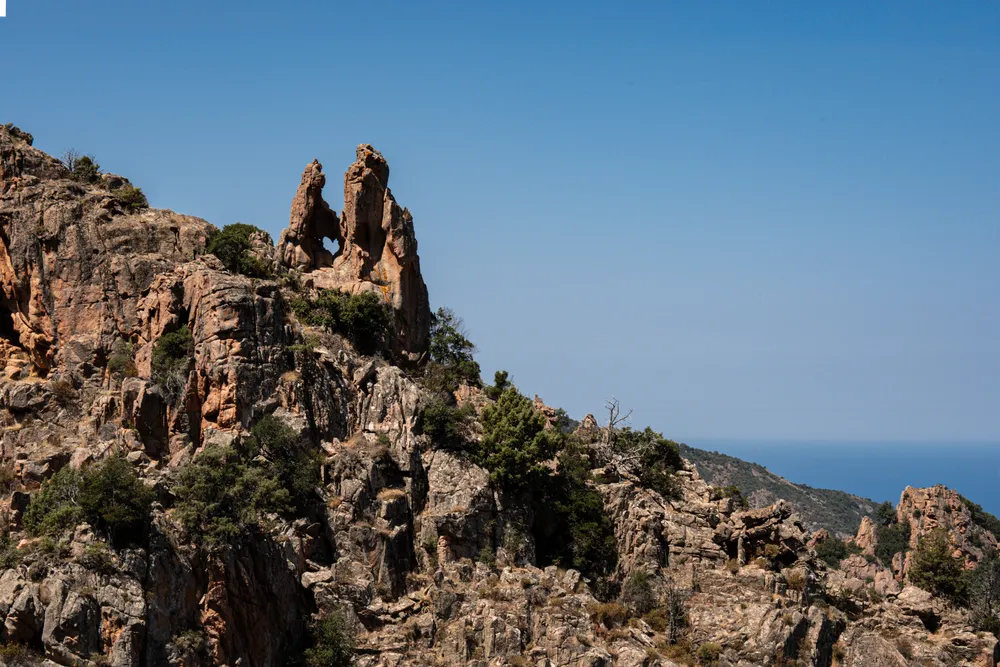 La roca perforada en forma de corazón, en las calanques de Piana
