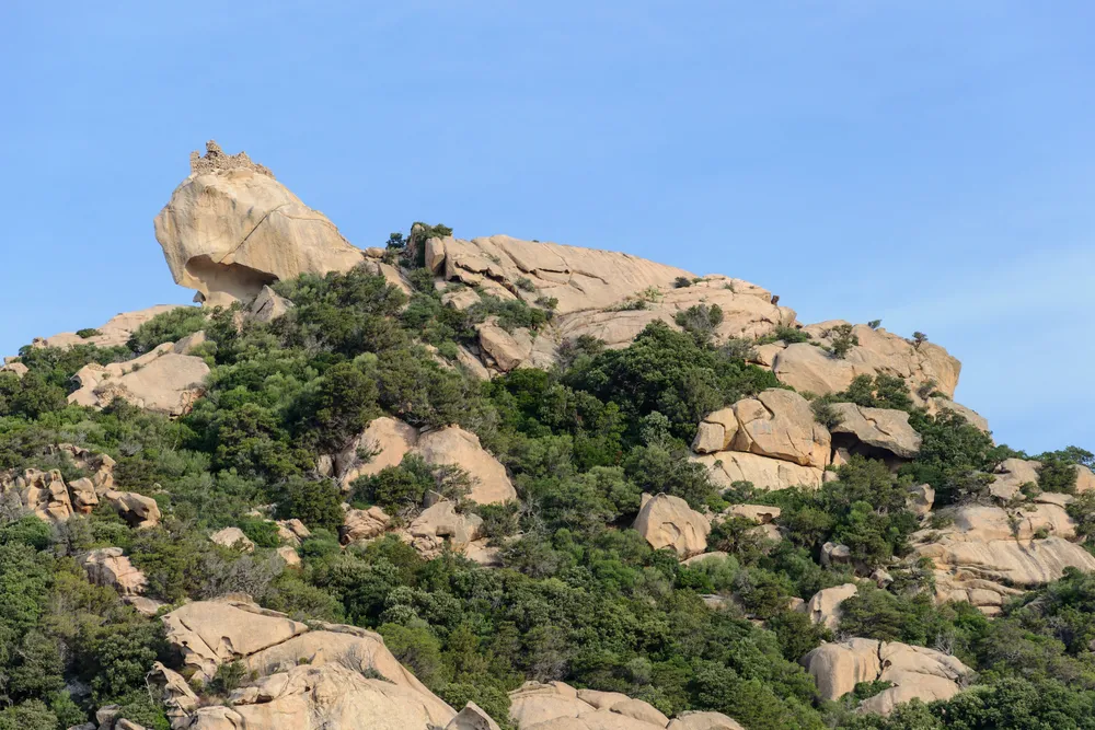 La roca del león de Roccapina, un bloque de granito en lo alto de la cresta