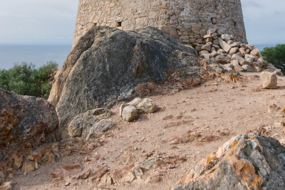 La torre genovesa de Roccapina, en parte en ruinas
