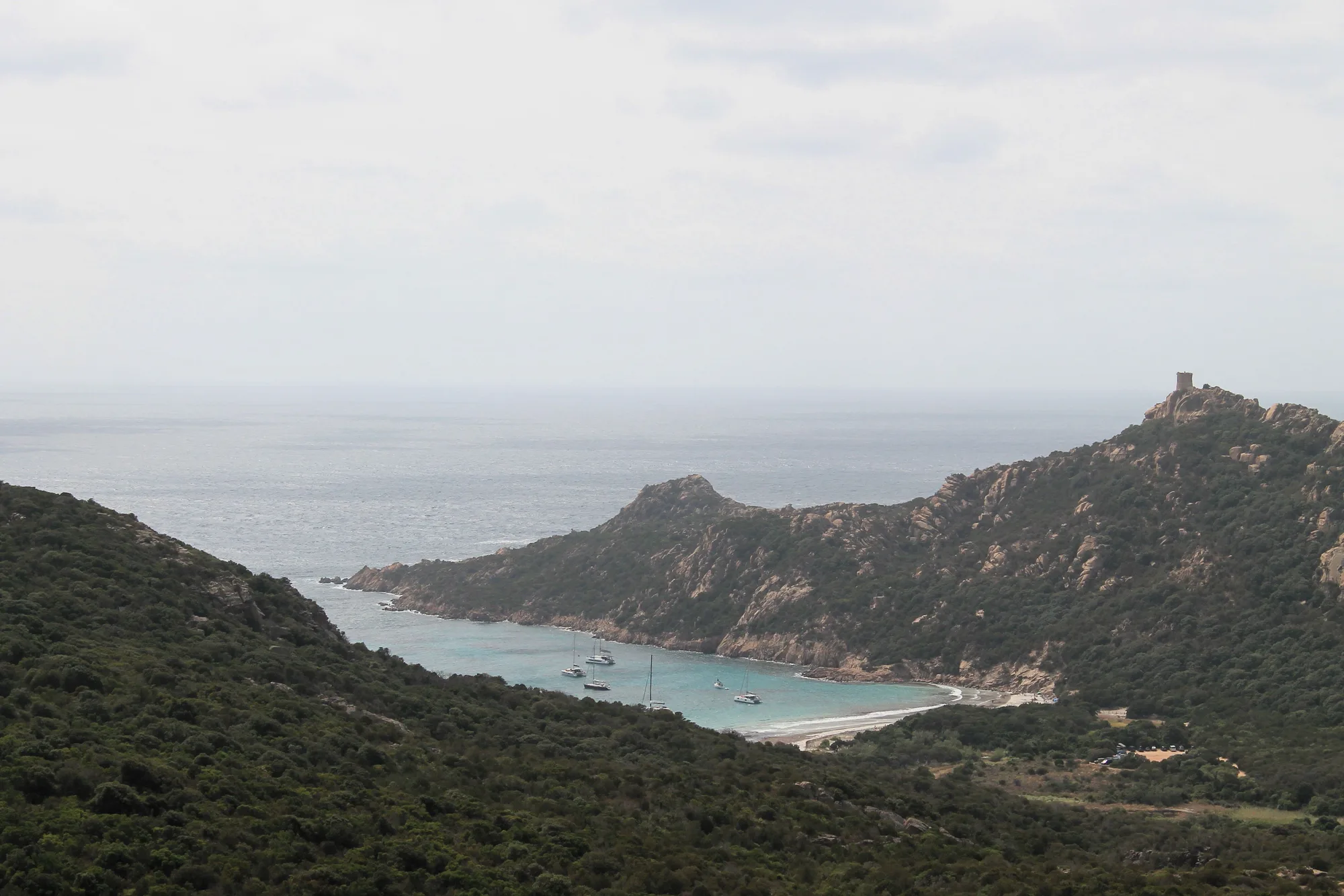 L’anse de Roccapina, sa plage et la crête de granit où se dressent la tour génoise et le rocher du lion