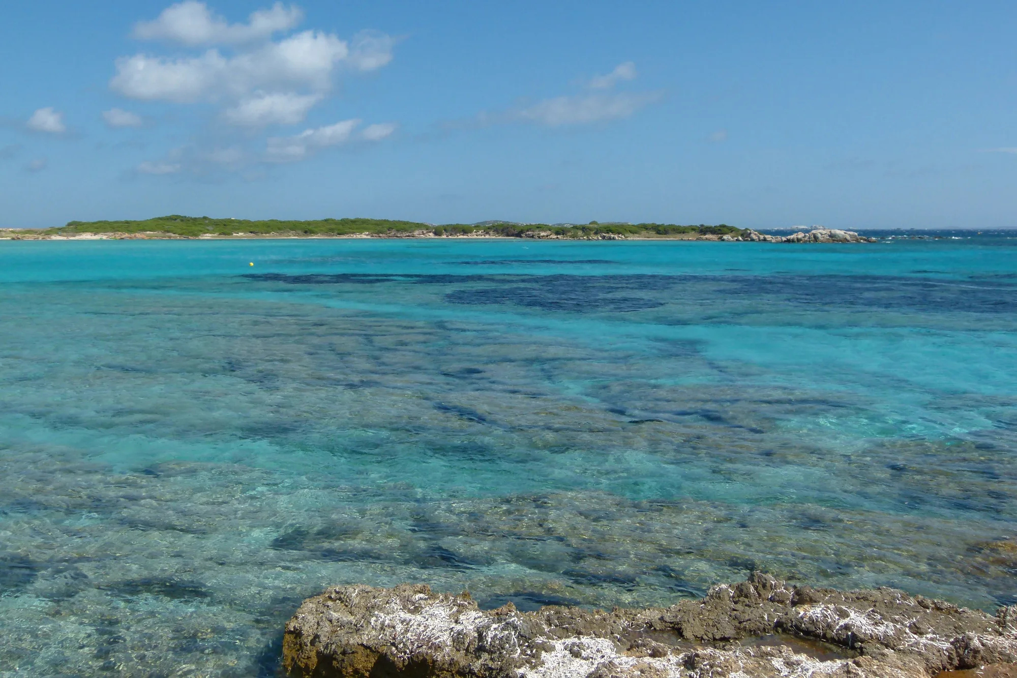 Les eaux turquoises et les hauts-fonds de Piantarella, juste au nord du Petit Sperone