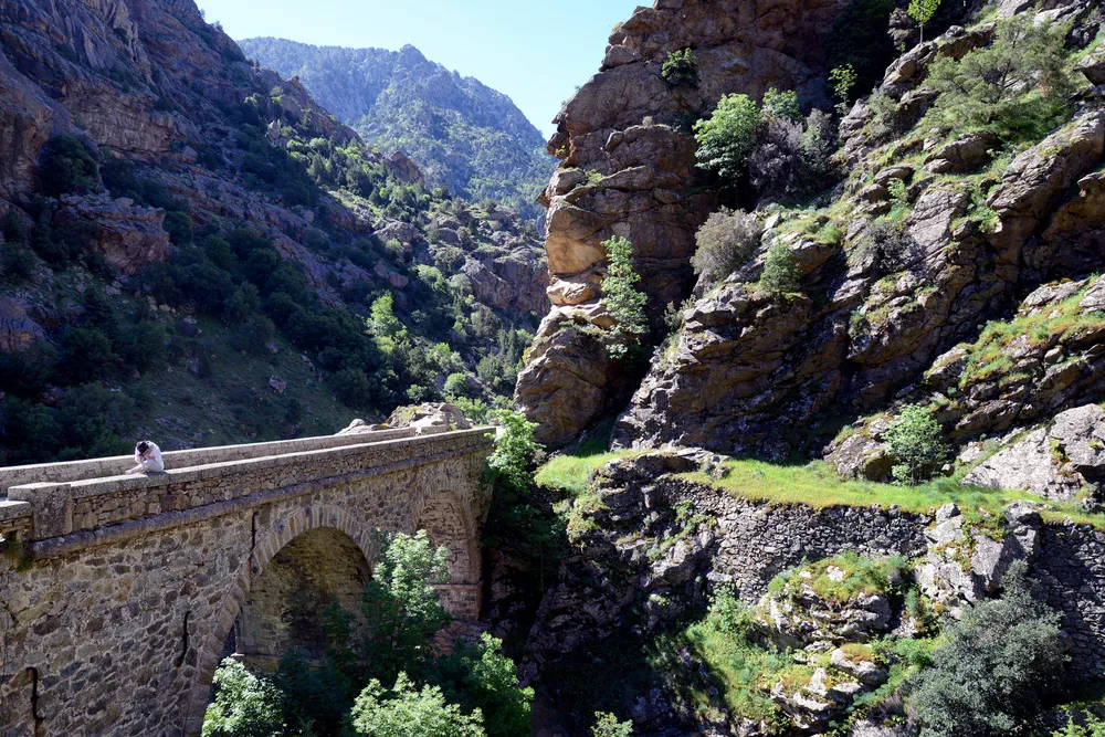El puente di l’Accia, de piedra, en el sendero de la Scala di Santa Regina