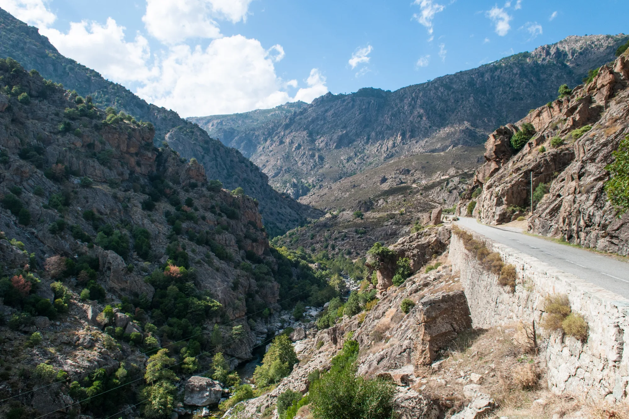 Le défilé de la Scala di Santa Regina, ses murs de soutènement au-dessus des gorges du Golo