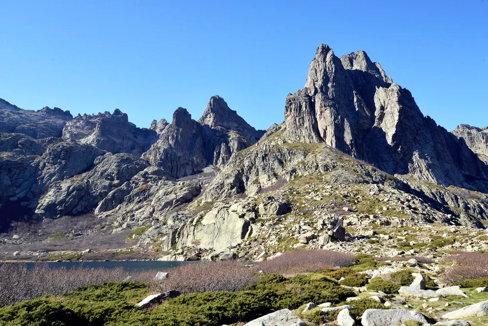 El lago de Melu al pie de las agujas del Lombarduccio, en lo alto de la Restonica