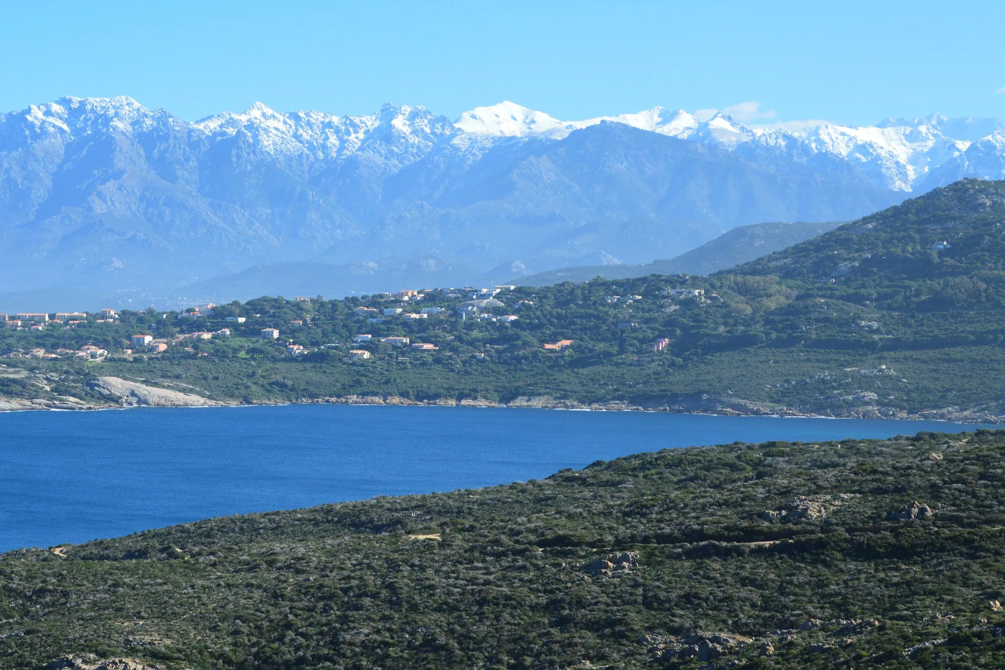 La baie de Calvi et les montagnes enneigées de Balagne