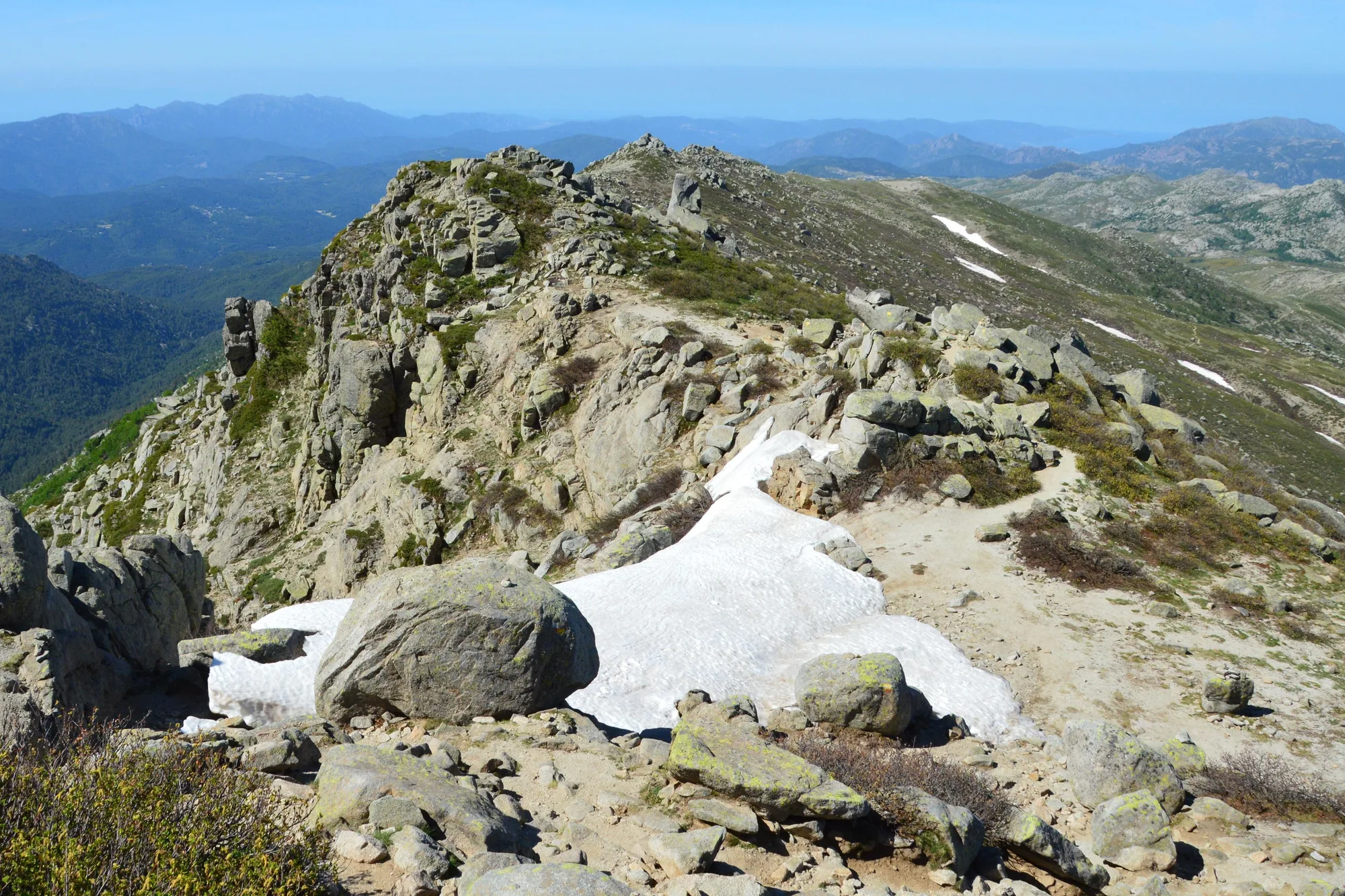 Une crête rocheuse du massif de Bavella, avec des névés