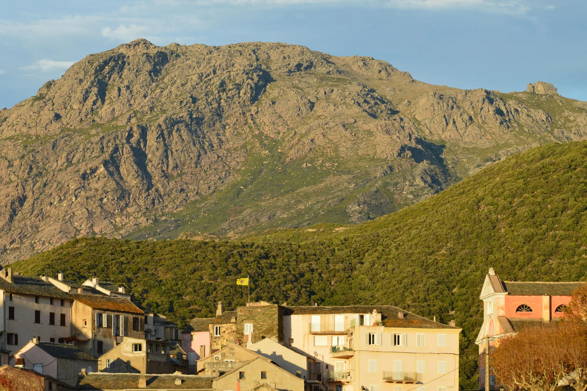 Les maisons de pierre de Nonza au pied de la montagne