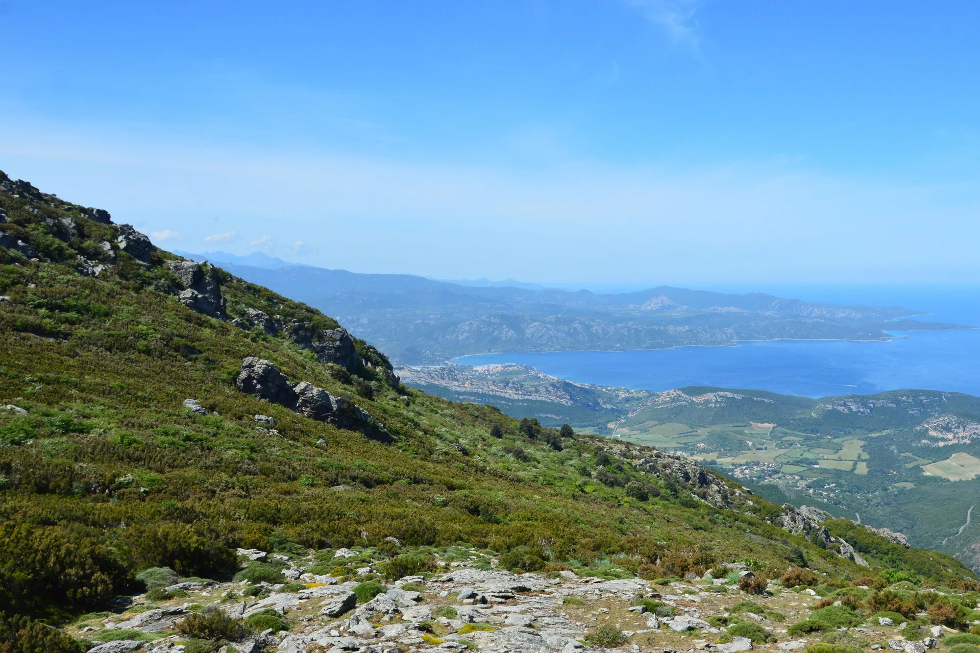 La côte et les montagnes au-dessus de Bastia