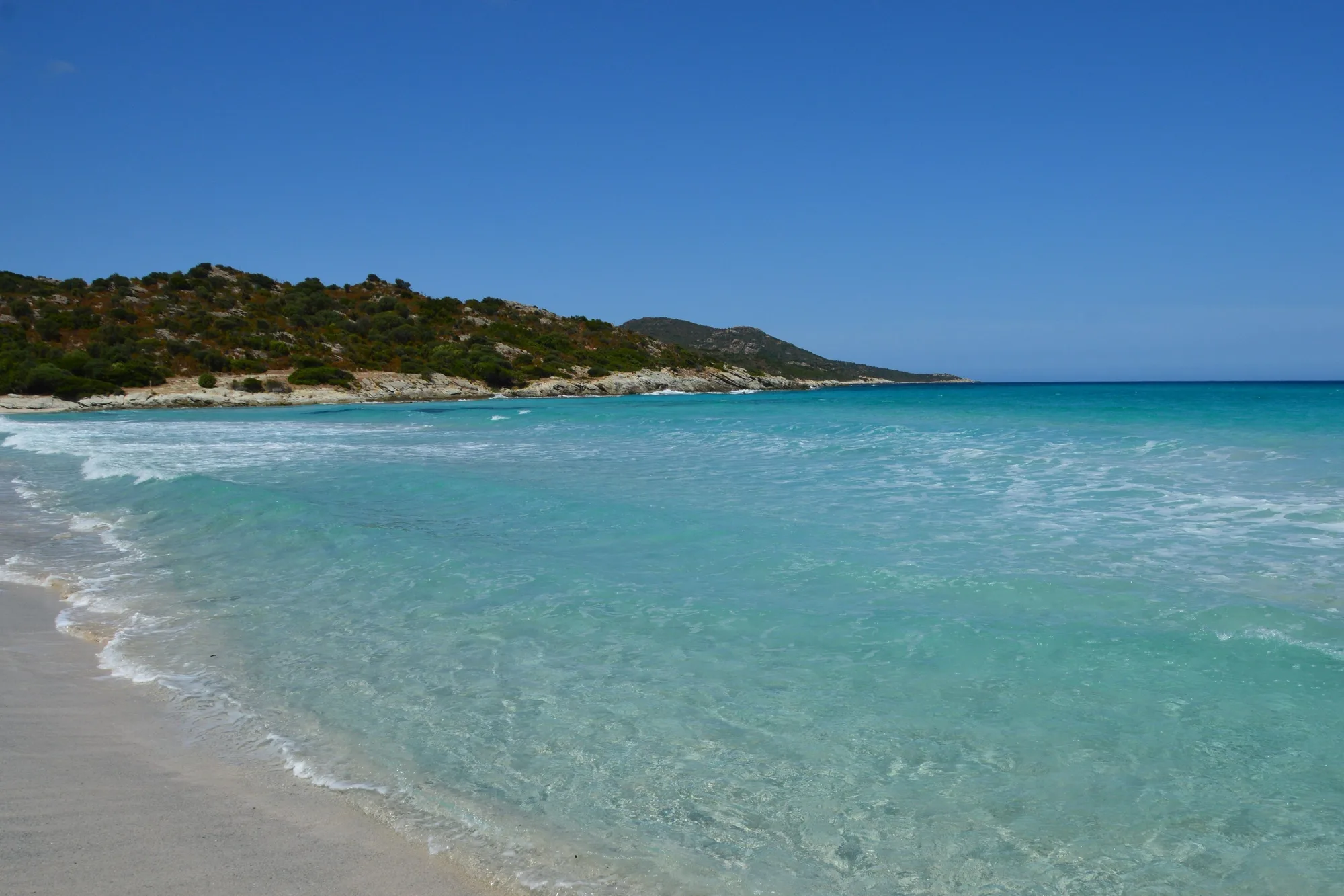 Une plage de sable blanc et d’eau turquoise en Corse