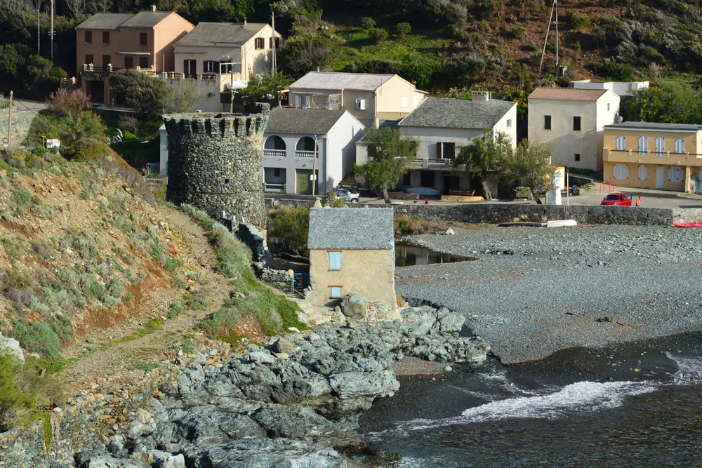 La aldea costera de Olmeta-di-Capocorso, su torre y sus casas de piedra