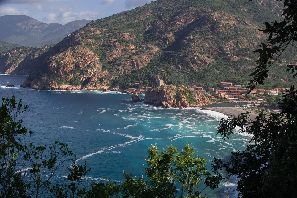 La playa y la torre de Porto al fondo del golfo