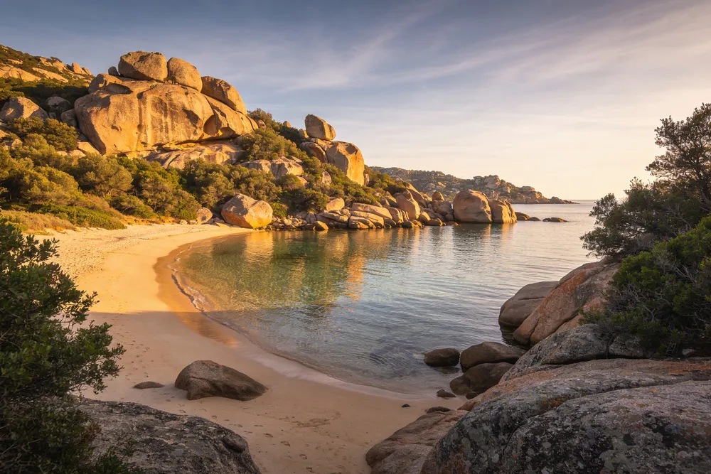 Ilustración de una pequeña playa familiar en una ensenada de granito