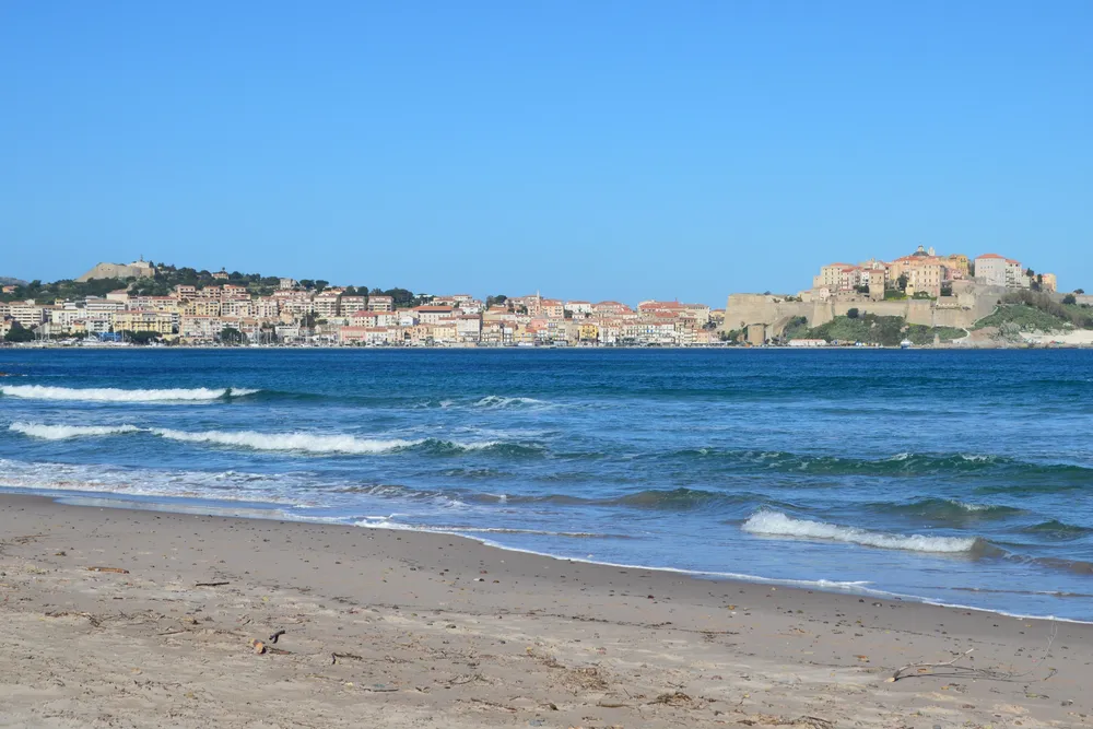 La playa de Calvi y la ciudadela al fondo de la bahía