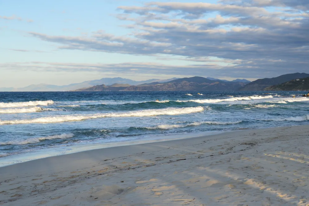 La playa de L’Île-Rousse y las montañas al fondo