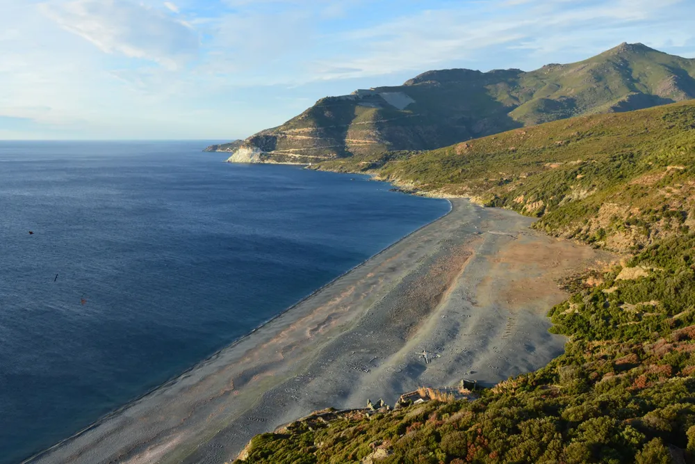 La larga playa de cantos negros de Nonza vista desde arriba