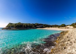 Petit Sperone Beach in Bonifacio: turquoise water and a secluded access